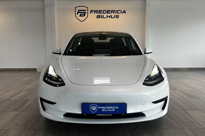 Hvid Tesla Model 3 fra 2022