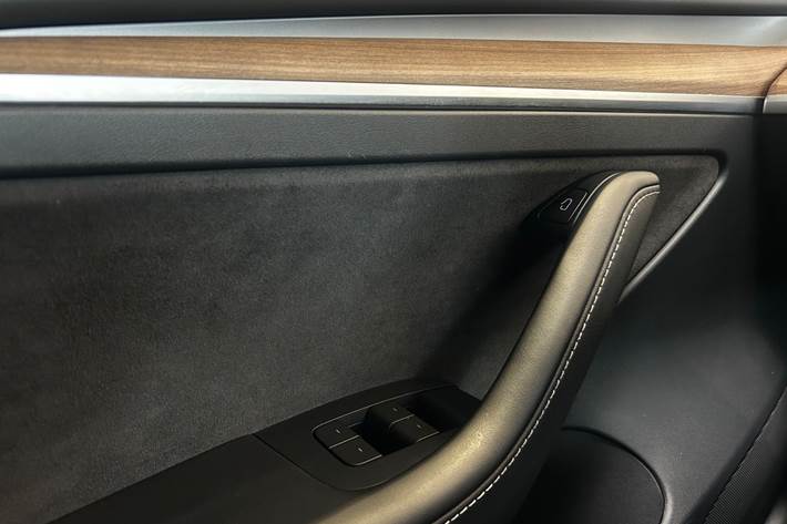 Hvid Tesla Model 3 fra 2022