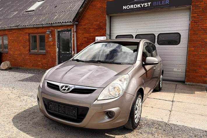 Orange Hyundai i20 fra 2010