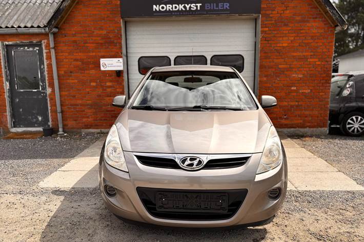 Orange Hyundai i20 fra 2010