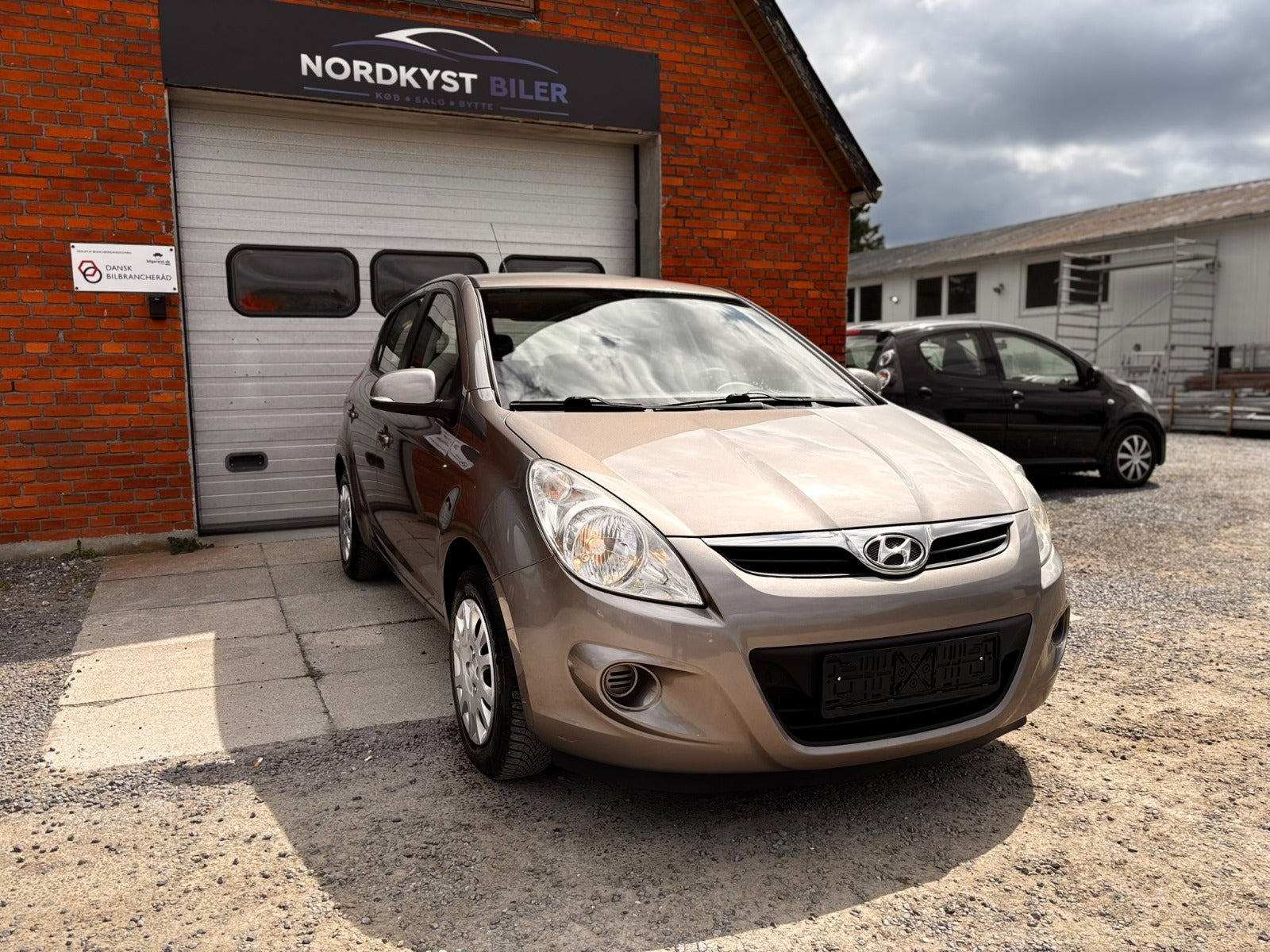 Orange Hyundai i20 fra 2010