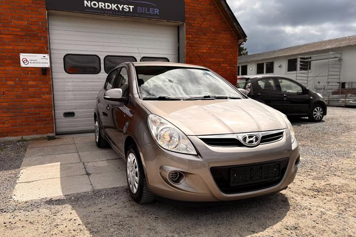 Orange Hyundai i20 fra 2010