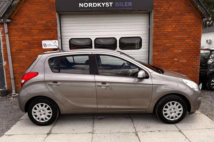 Orange Hyundai i20 fra 2010