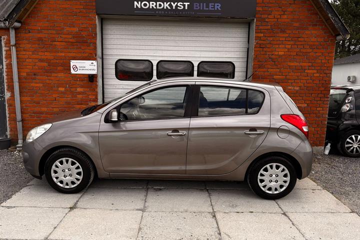 Orange Hyundai i20 fra 2010