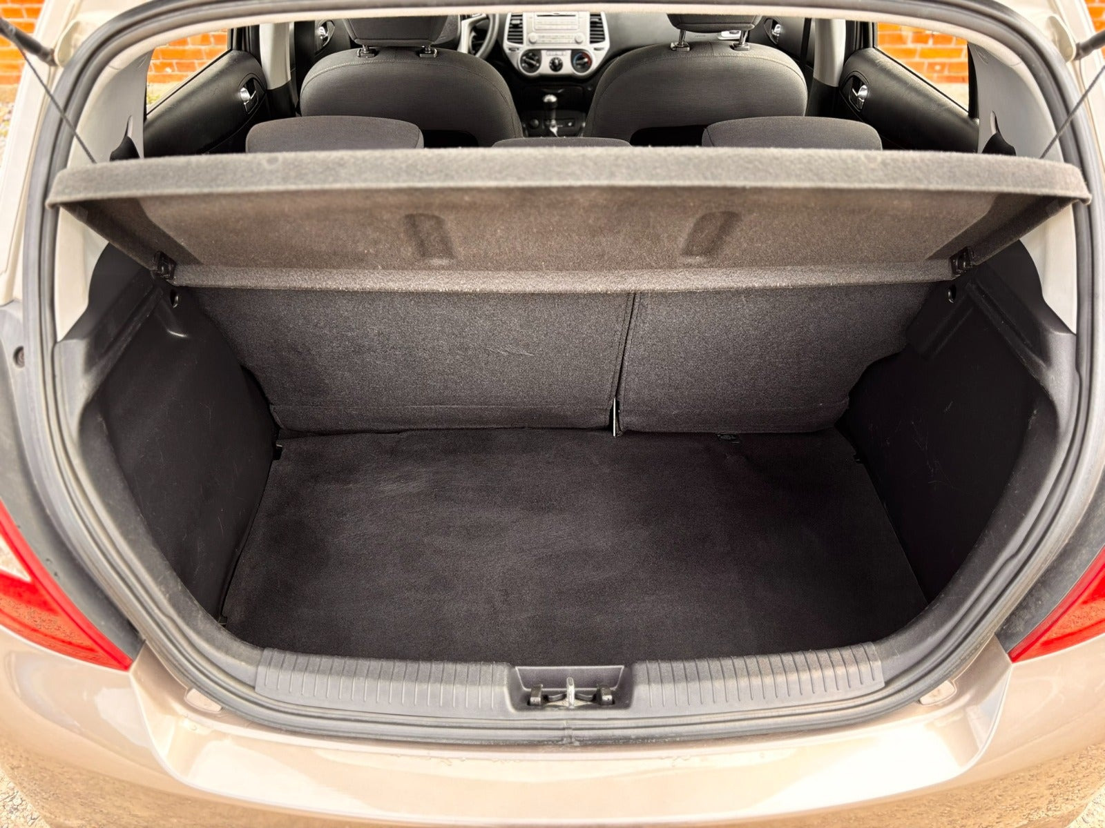 Orange Hyundai i20 fra 2010