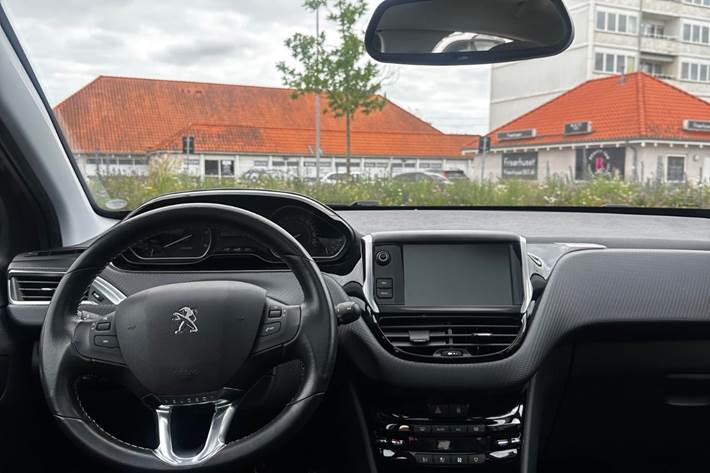Grå Peugeot 208 fra 2018