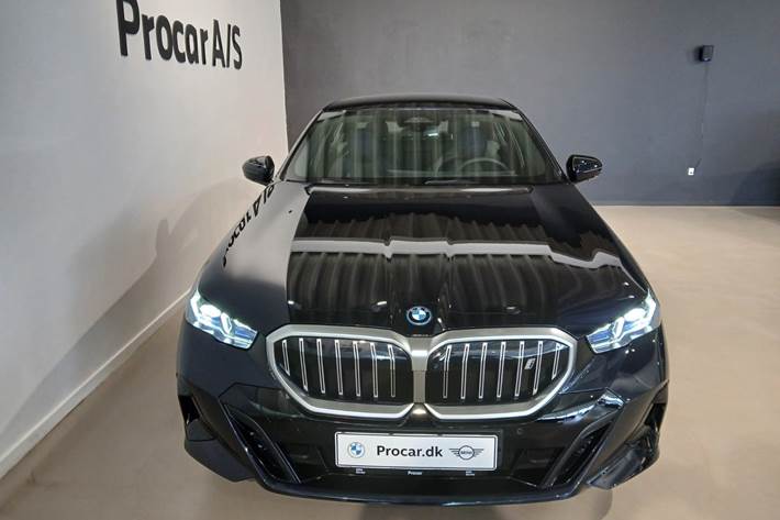 Sort BMW i5 fra 2025