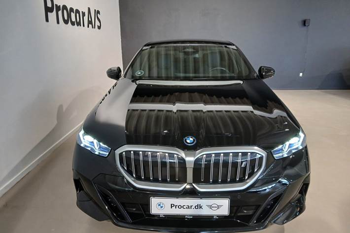 Sort BMW i5 fra 2025