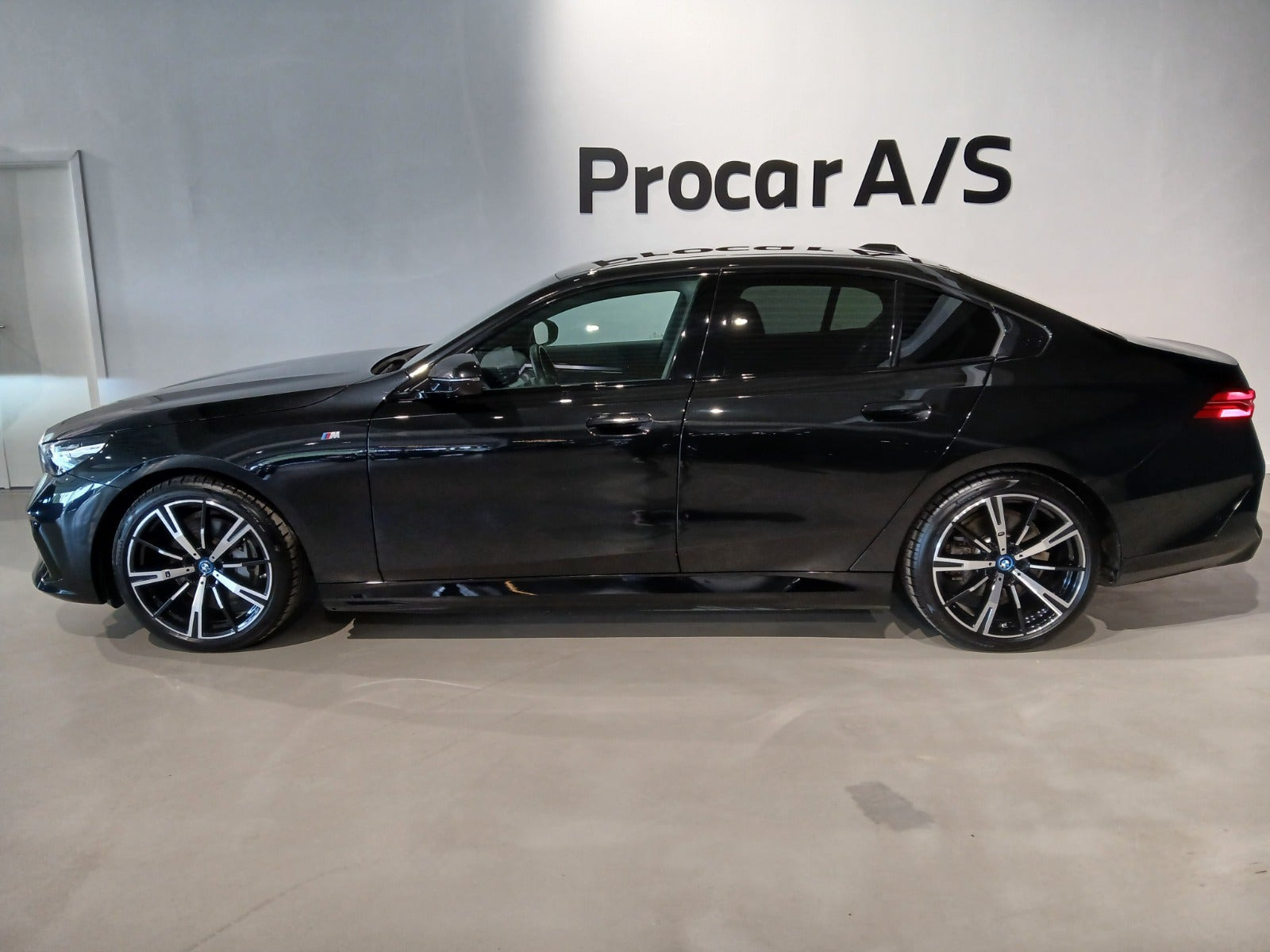 Sort BMW i5 fra 2025