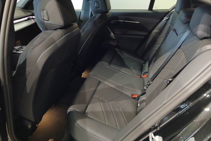 Sort BMW i5 fra 2025