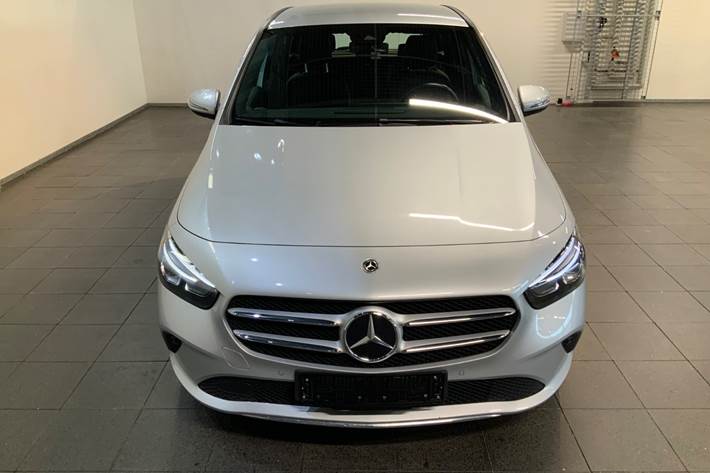 Sølv Mercedes B200 d fra 2021