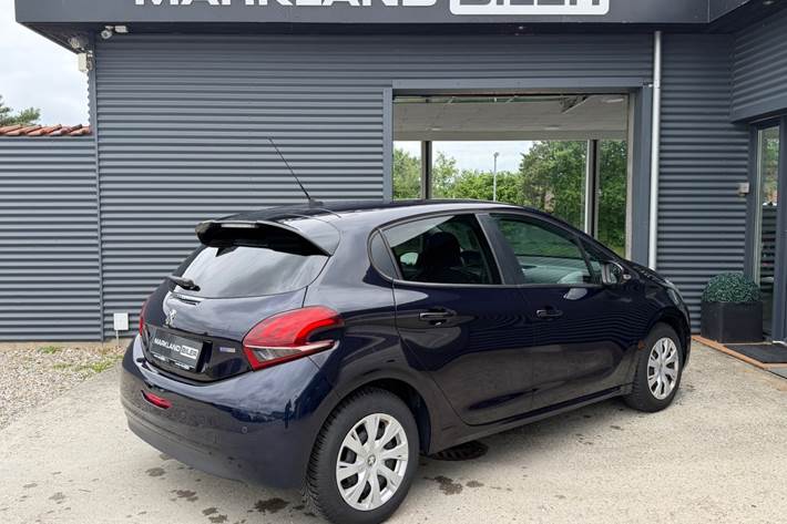 Blå Peugeot 208 fra 2017