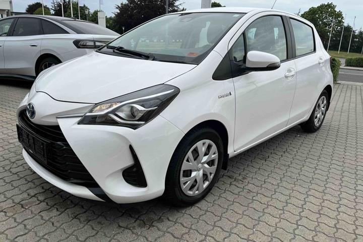Hvid Toyota Yaris fra 2019 set udefra