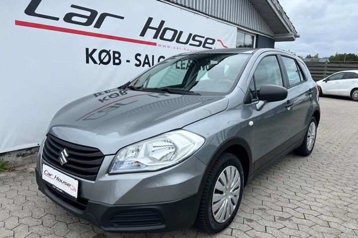 Grå Suzuki S-Cross fra 2014 set udefra