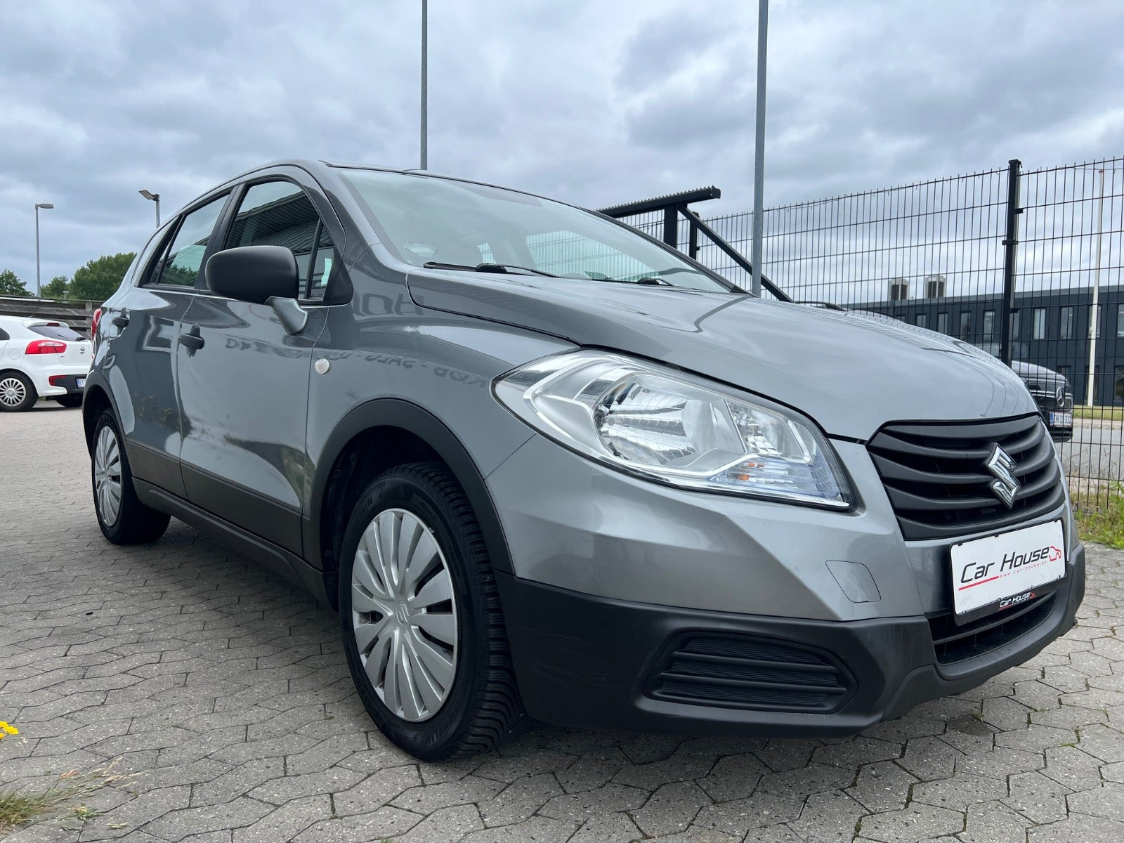Grå Suzuki S-Cross fra 2014