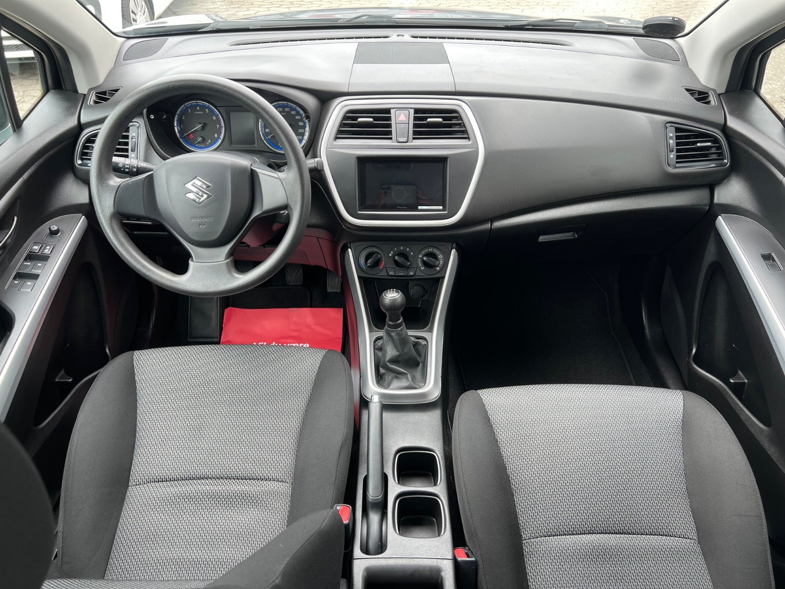 Grå Suzuki S-Cross fra 2014