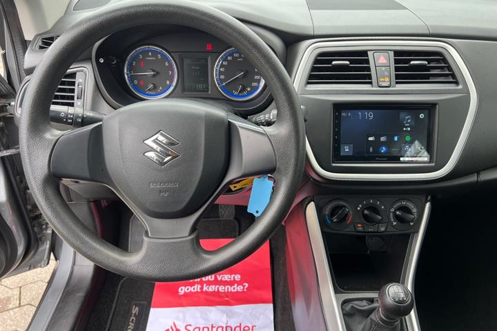 Grå Suzuki S-Cross fra 2014