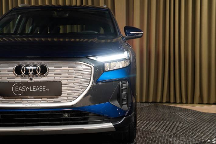 Blå Audi Q4 e-tron fra 2024