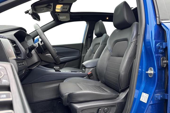 Blå Nissan Qashqai fra 2023