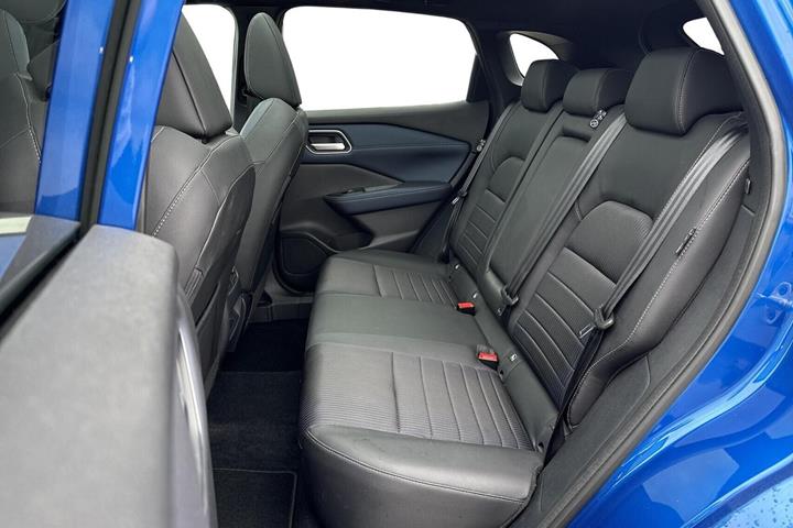 Blå Nissan Qashqai fra 2023