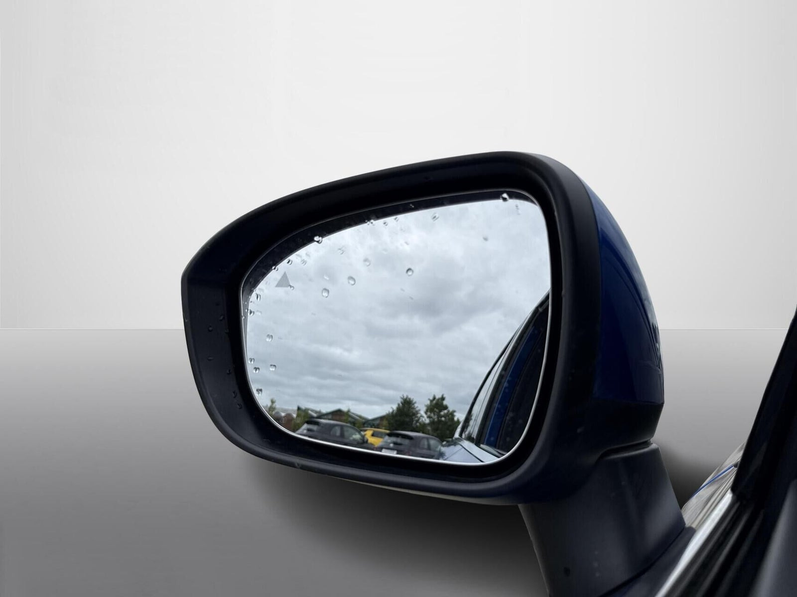 Blå Nissan Qashqai fra 2023