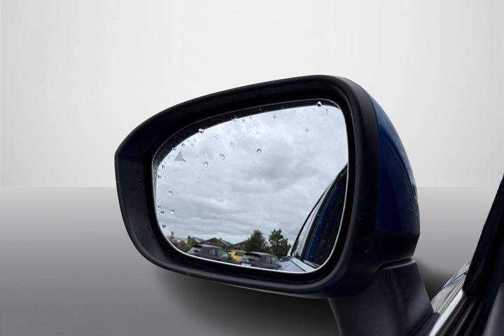 Blå Nissan Qashqai fra 2023