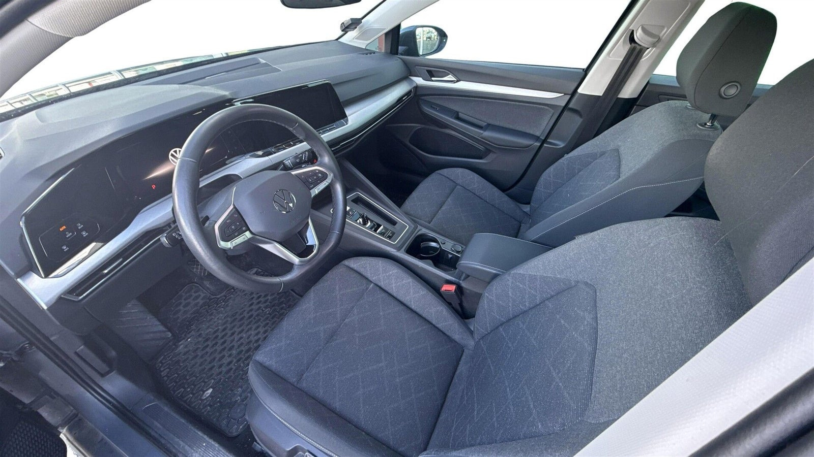 Grå VW Golf VIII fra 2024