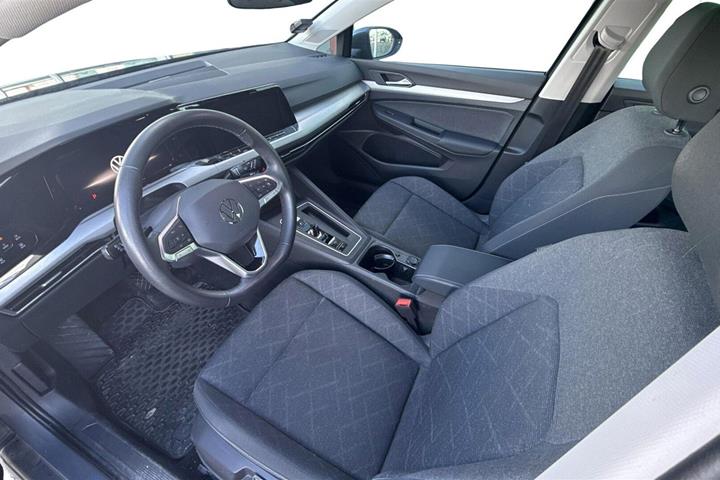 Grå VW Golf VIII fra 2024