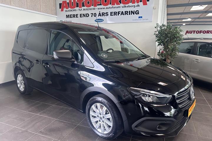 Sort Mercedes eCitan fra 2025 set udefra