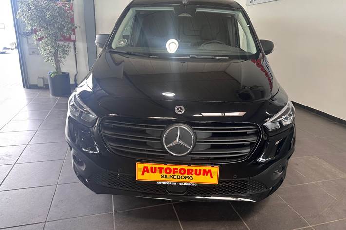 Sort Mercedes eCitan fra 2025