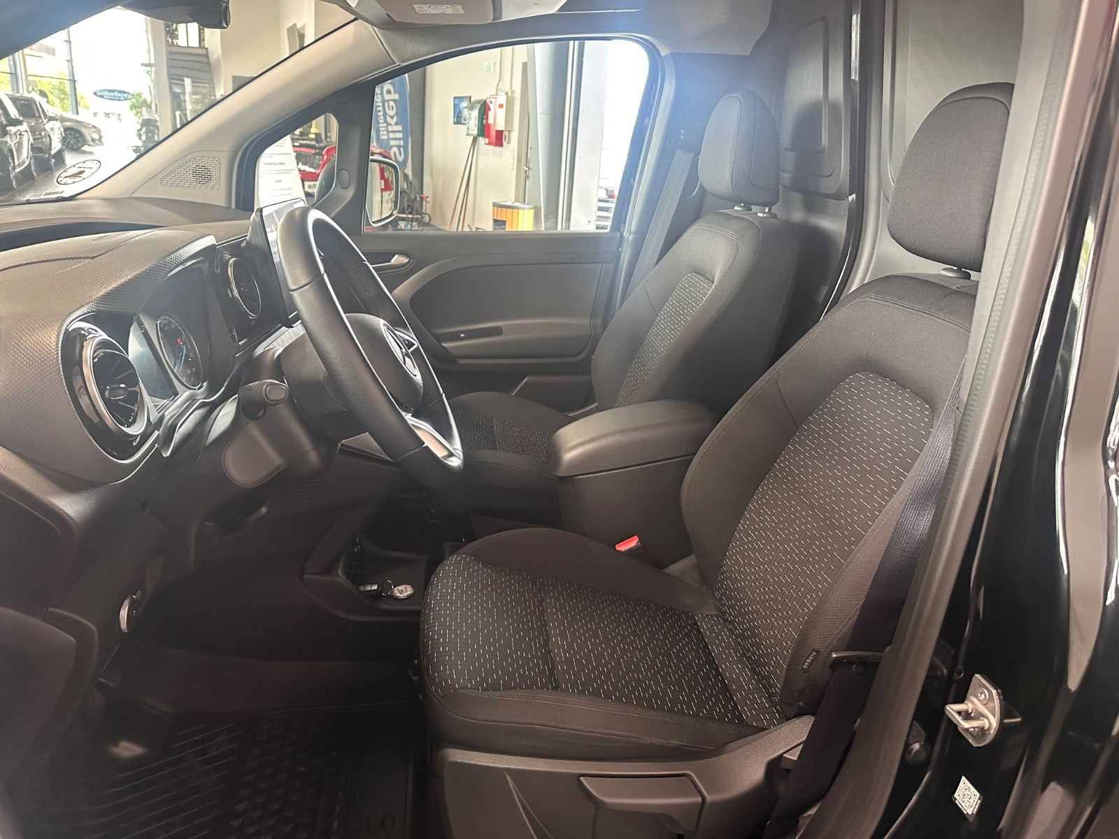 Sort Mercedes eCitan fra 2025 set indefra