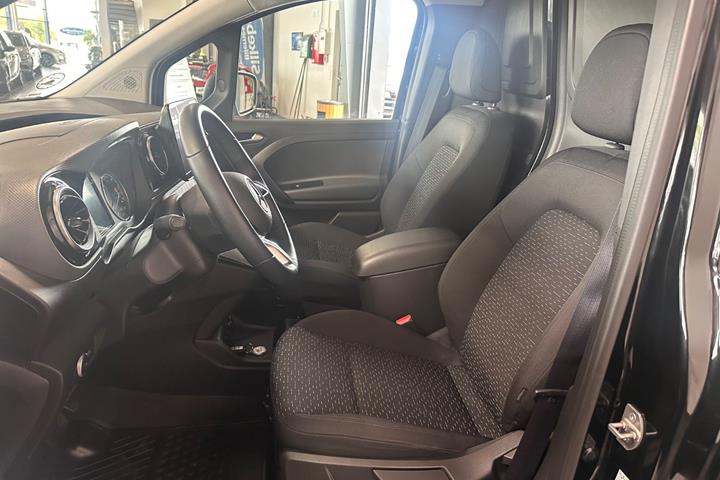 Sort Mercedes eCitan fra 2025 set indefra