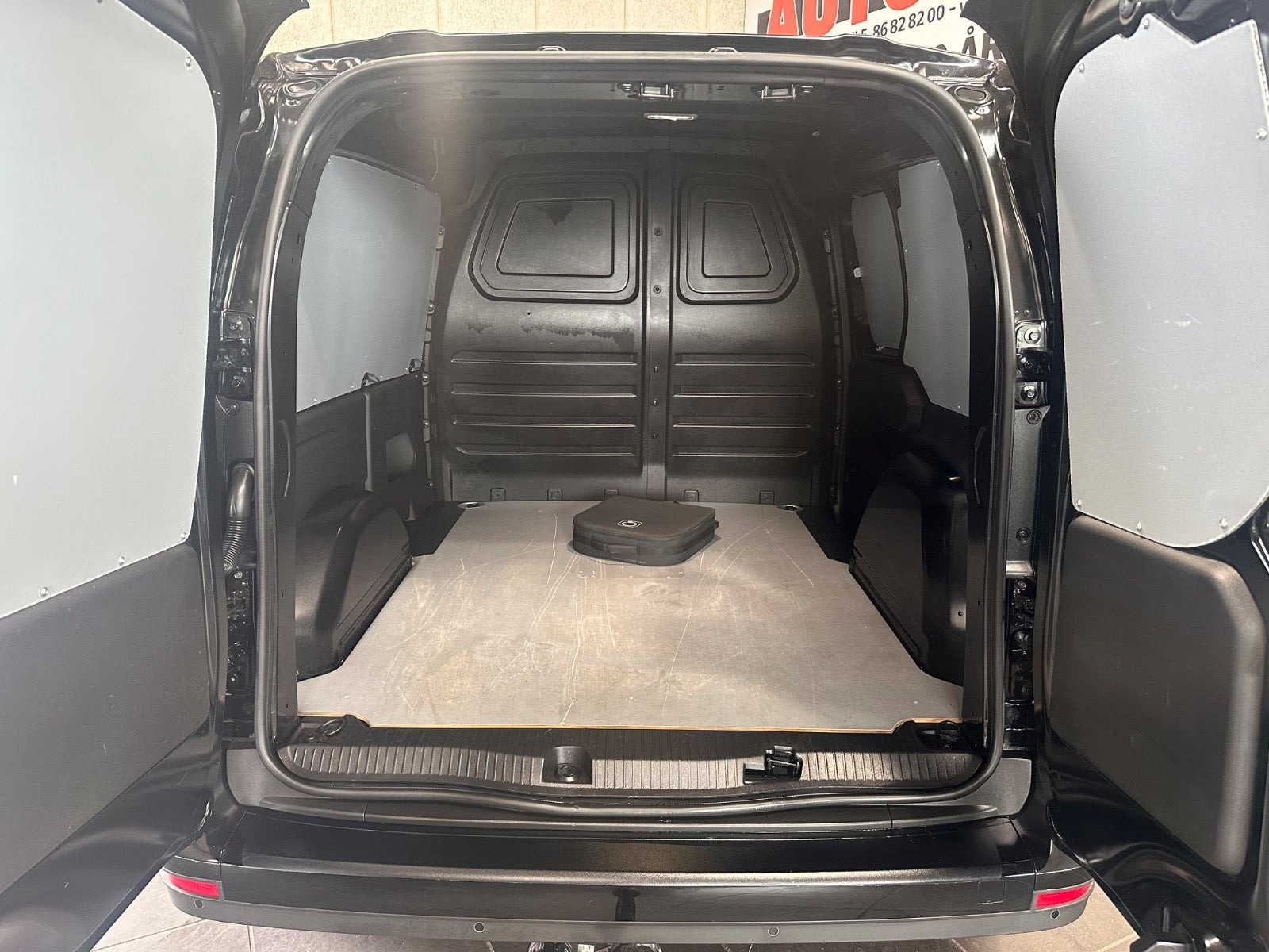Sort Mercedes eCitan fra 2025