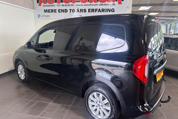 Sort Mercedes eCitan fra 2025