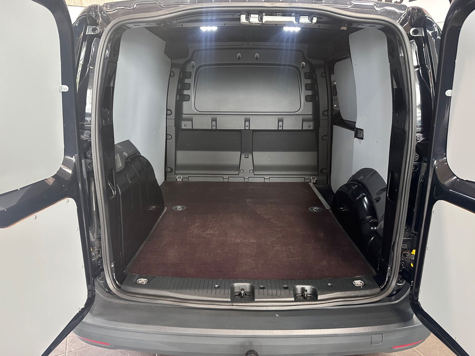 Sort VW Caddy fra 2023