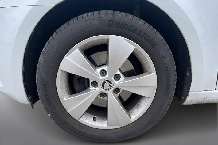 Hvid Skoda Octavia fra 2020