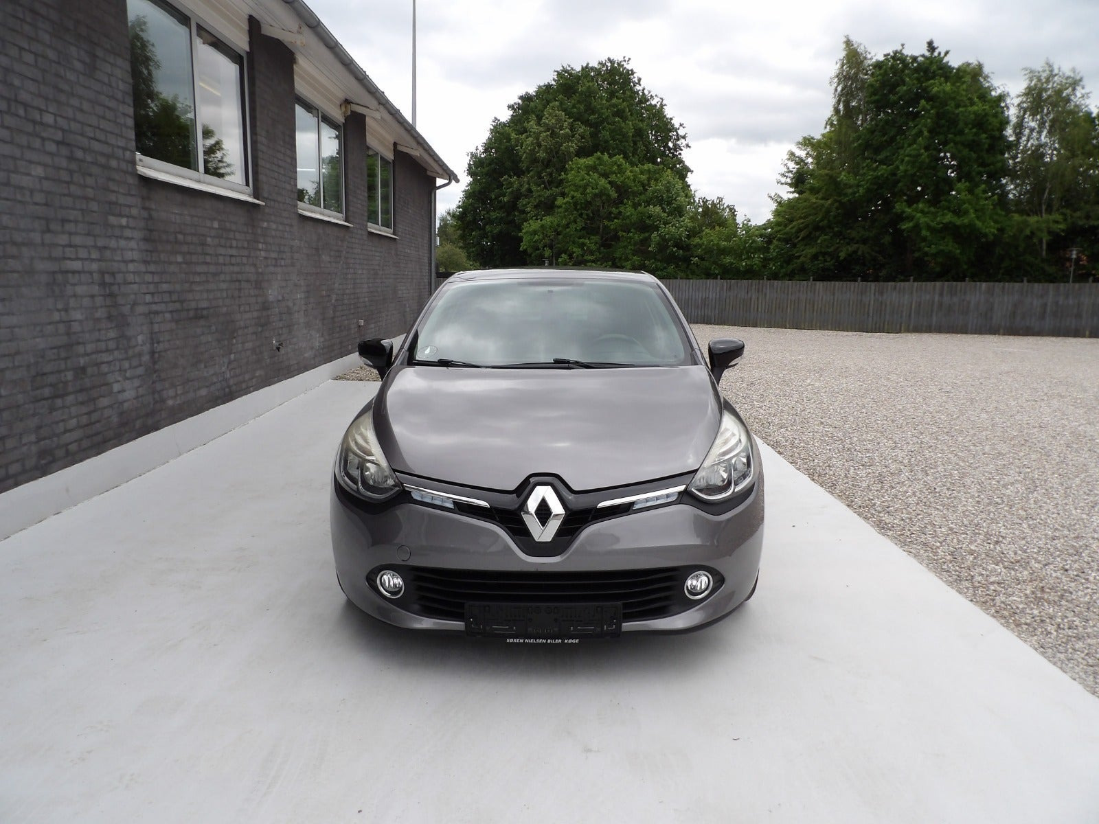 Grå Renault Clio IV fra 2016