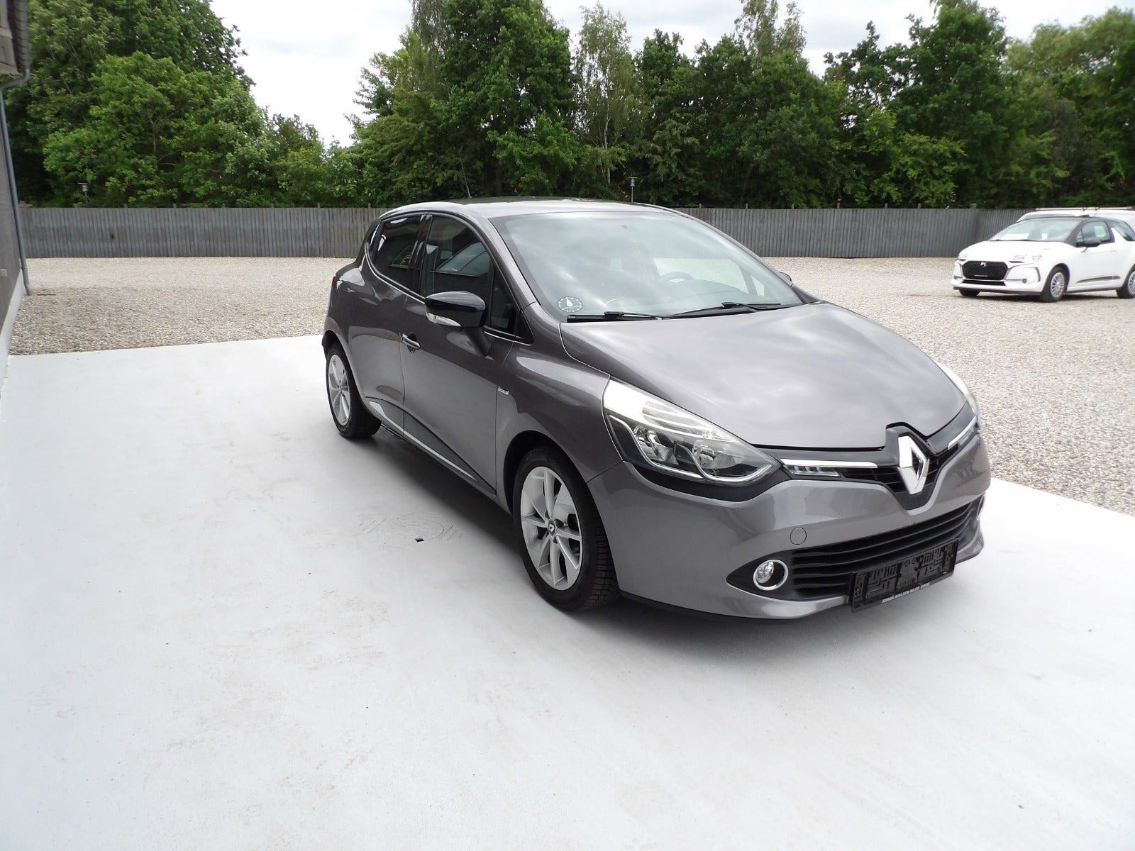 Grå Renault Clio IV fra 2016