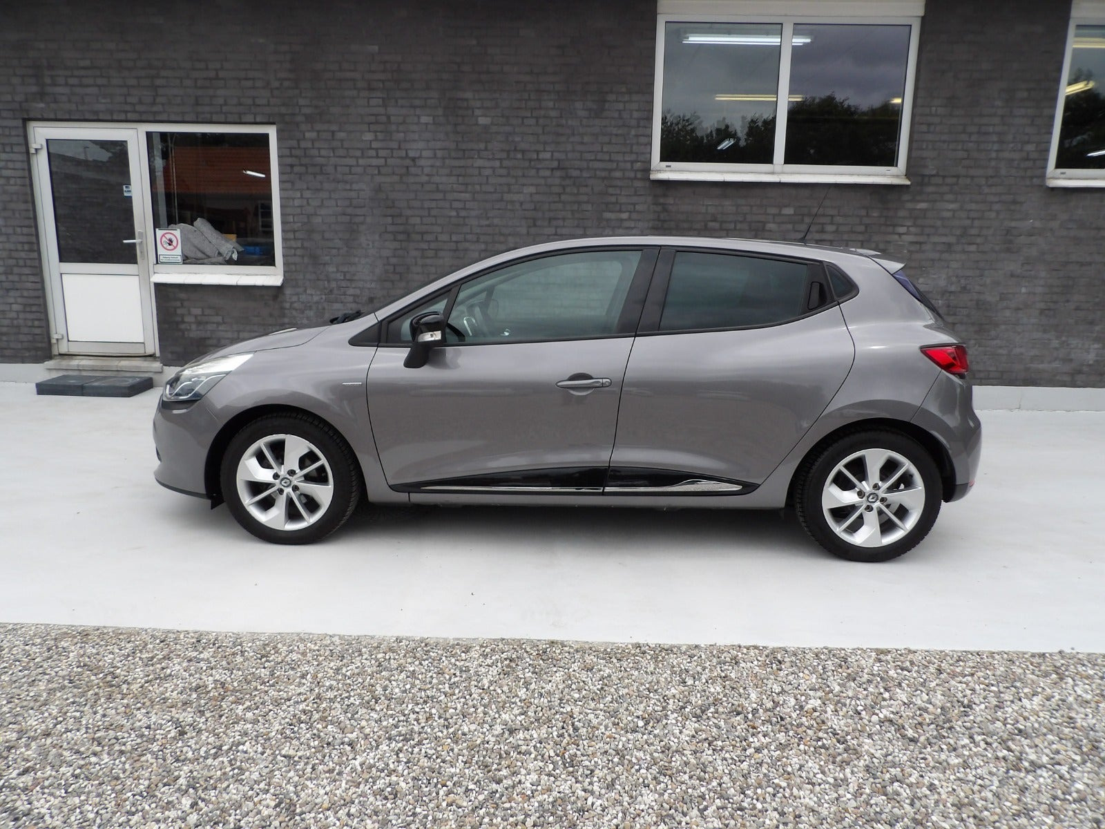 Grå Renault Clio IV fra 2016