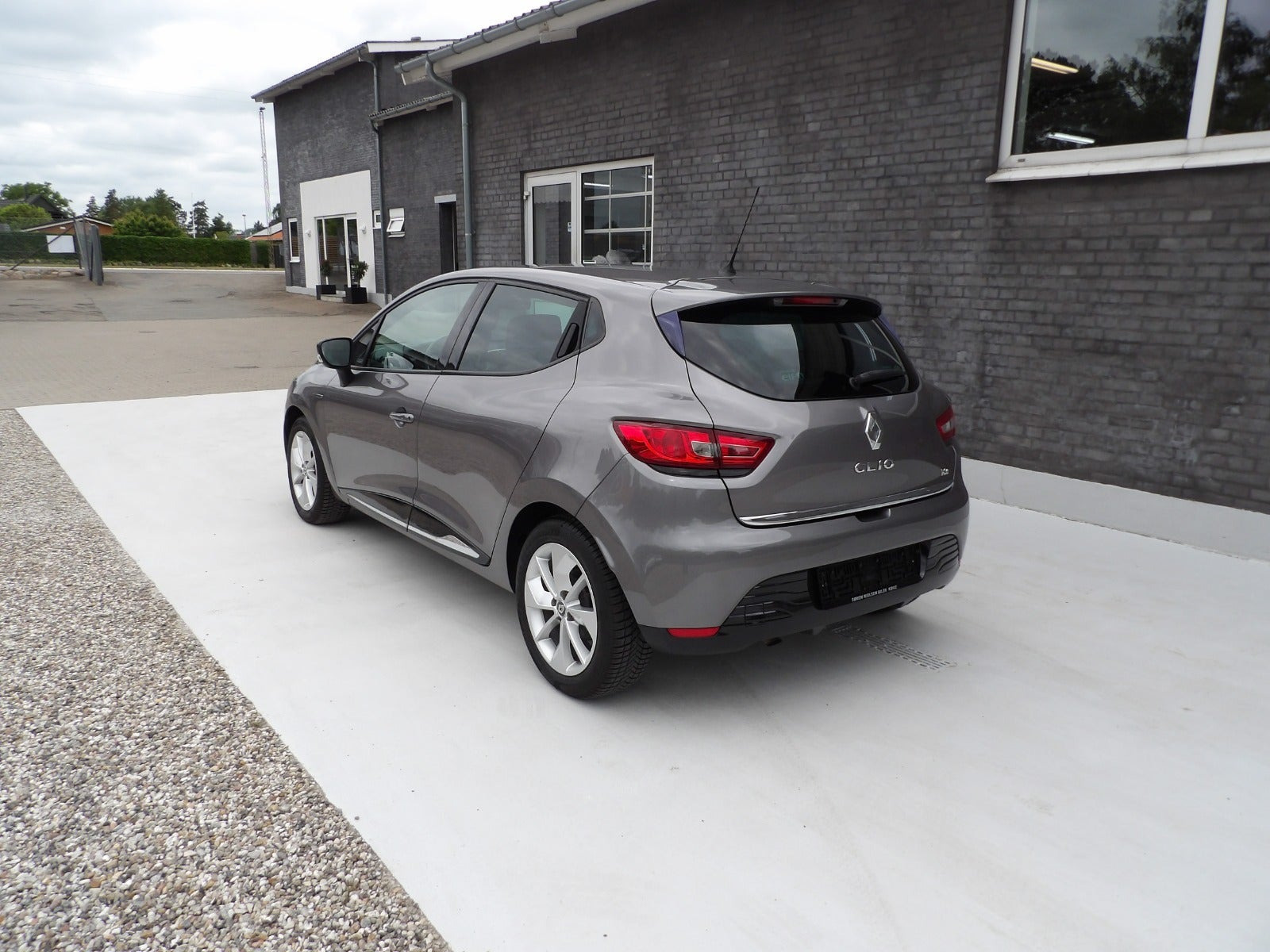 Grå Renault Clio IV fra 2016