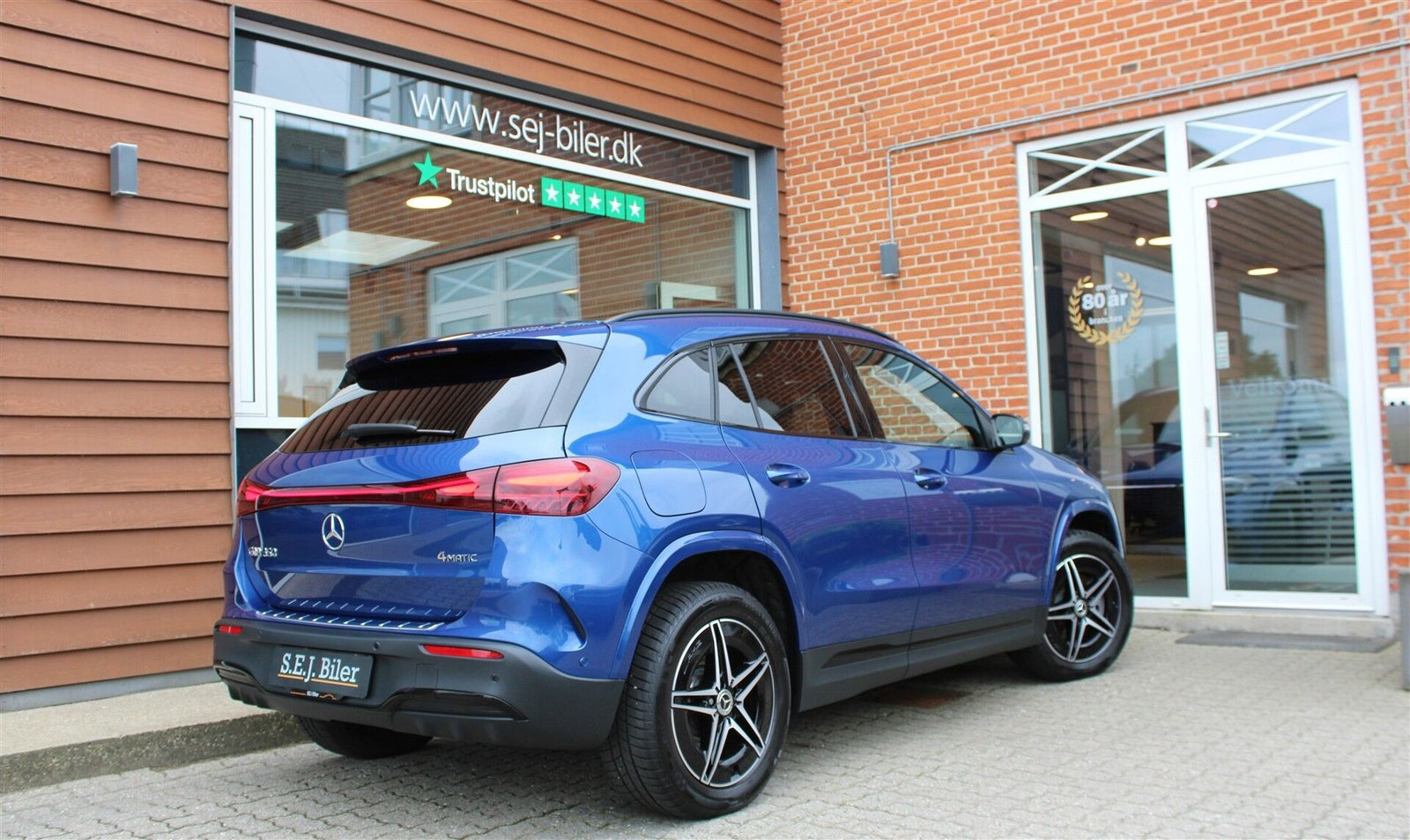 Blå Mercedes EQA350 fra 2024