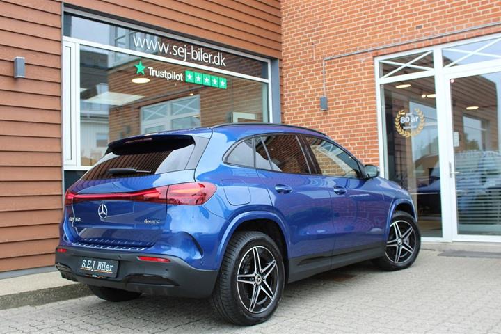Blå Mercedes EQA350 fra 2024