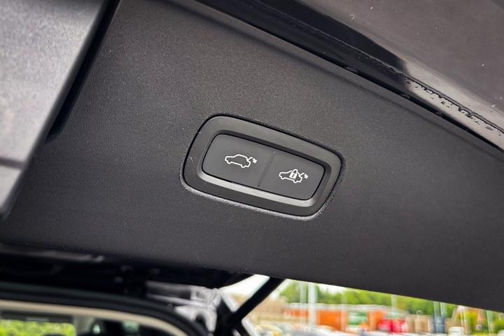Grå Volvo EX90 fra 2025