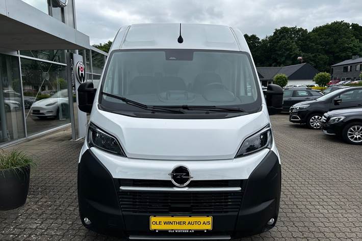 Hvid Opel Movano 35 fra 2026