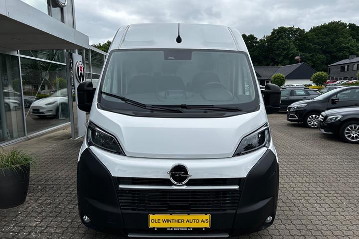 Hvid Opel Movano 35 fra 2026