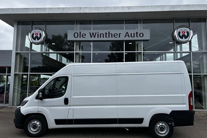 Hvid Opel Movano 35 fra 2026