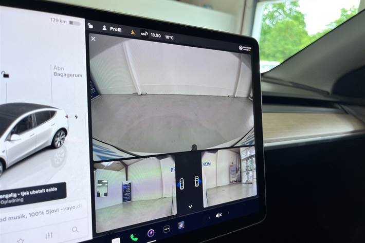 Hvid Tesla Model Y fra 2023