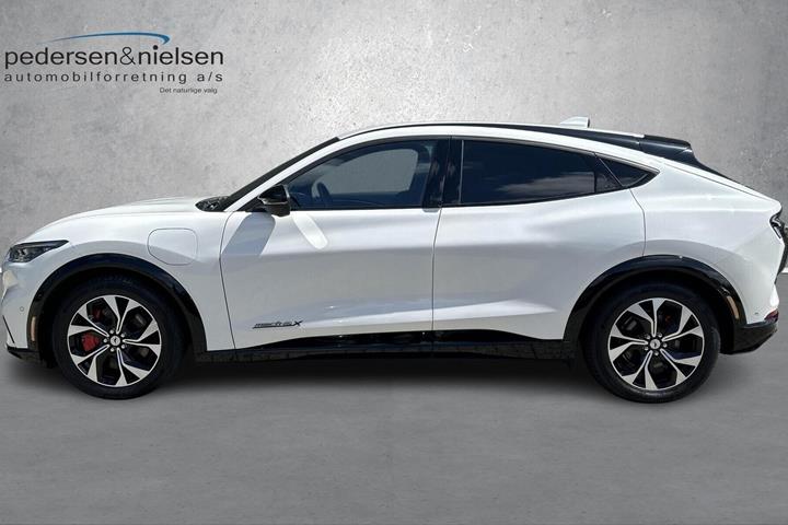 Hvid Ford Mustang Mach-E fra 2023