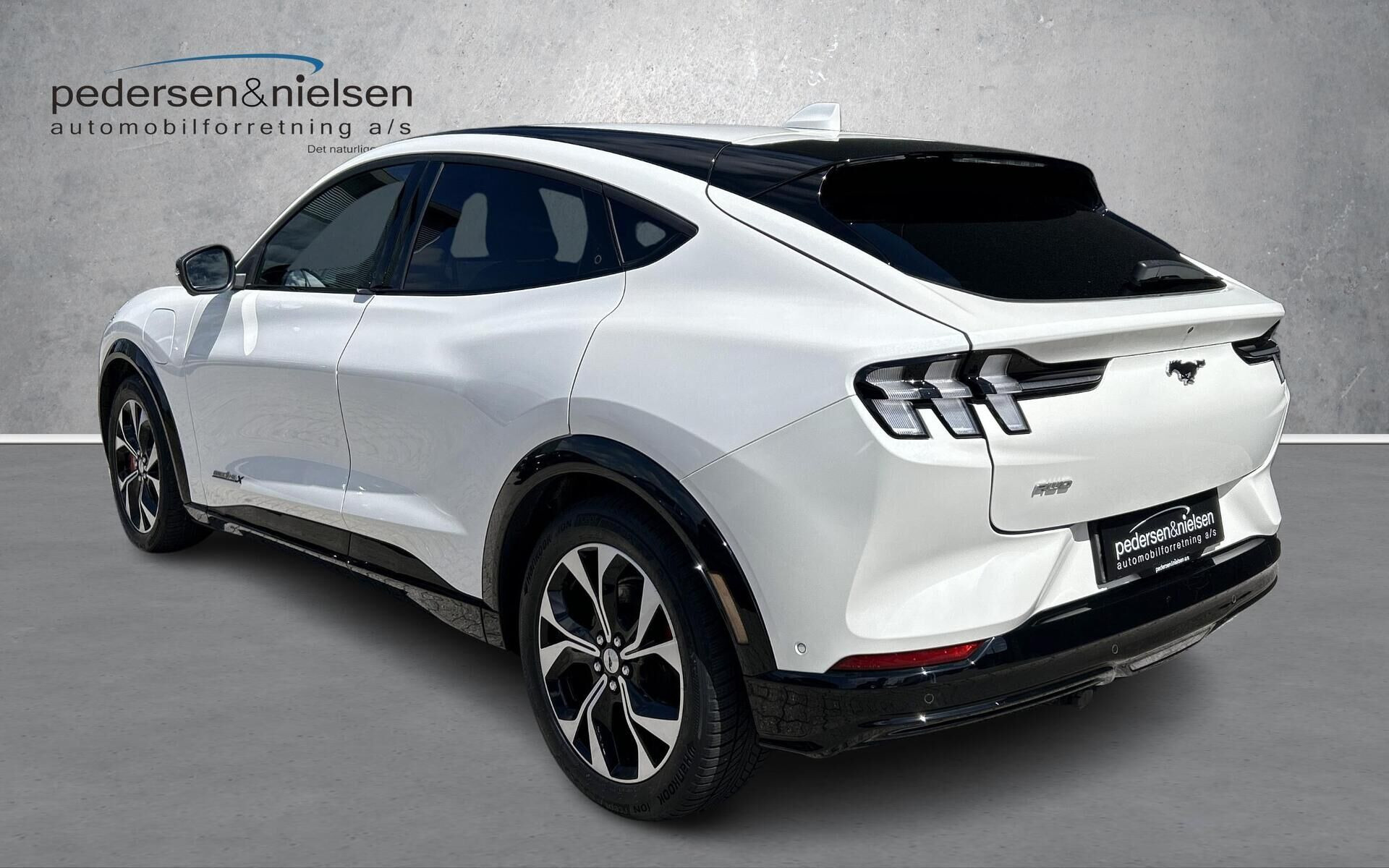 Hvid Ford Mustang Mach-E fra 2023