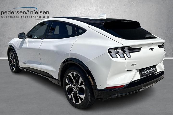 Hvid Ford Mustang Mach-E fra 2023